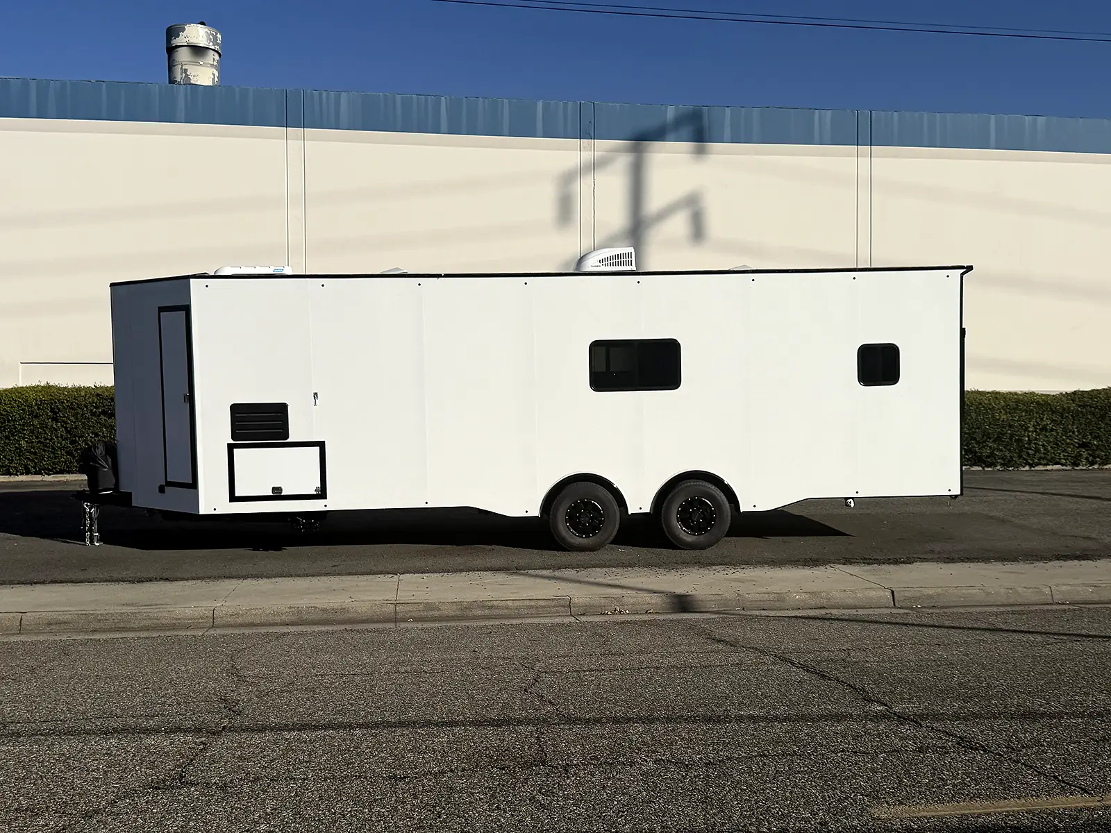 White tandem-axle living quarters trailer with side windows